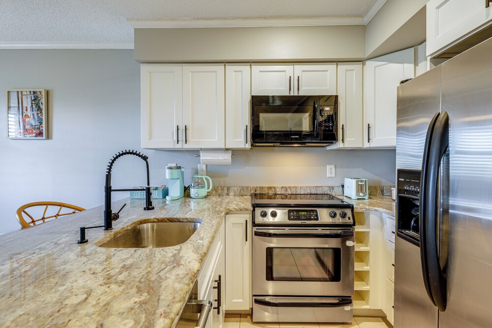 Bright & Airy Condo: Walk to Beach/boardwalk