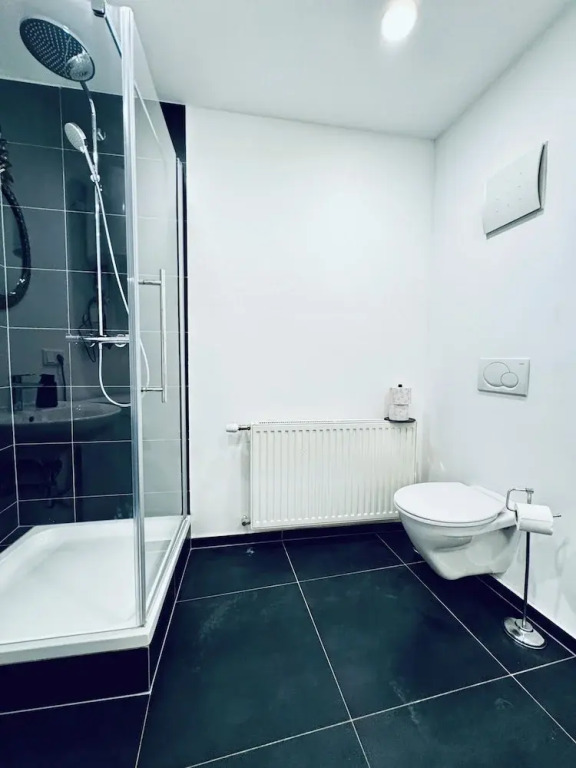 Comfortable Private Rooms in 5BR Apartment Near Kaufpark Alterlaa