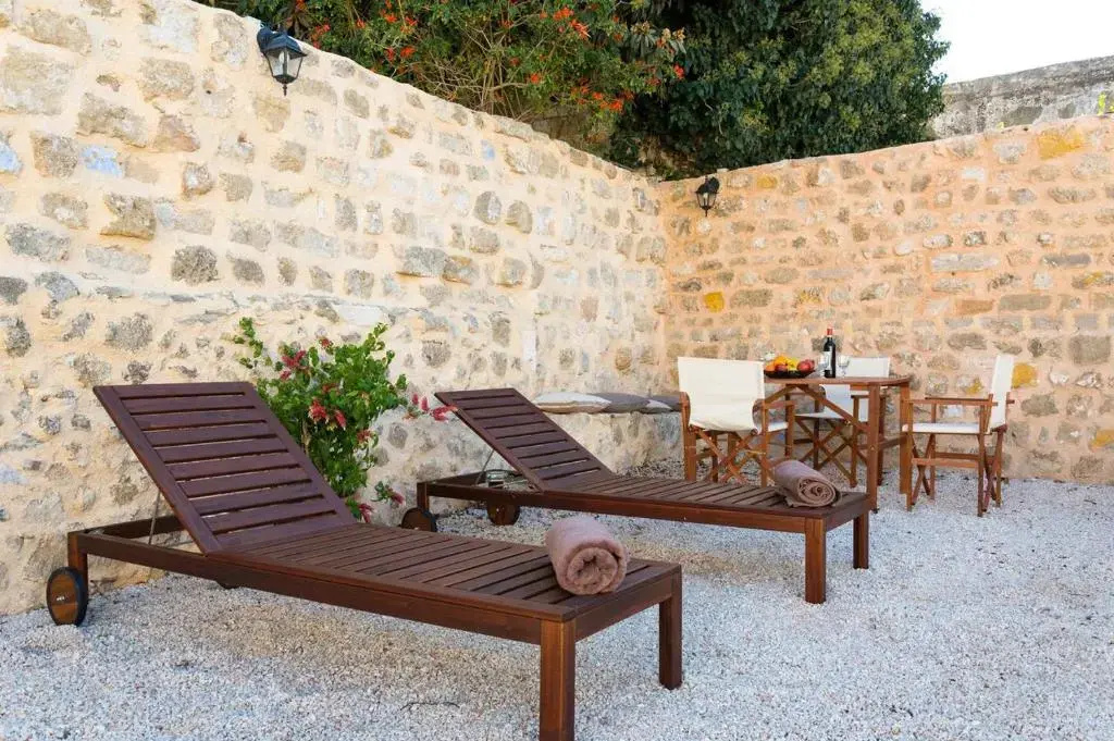 Villa Leon - Private courtyard serenity