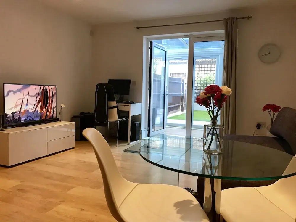 Spacious Flat With Private Patio Right by Kings X Station
