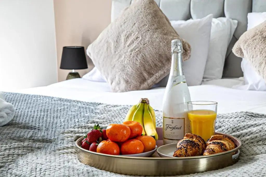 Penthouse Apartment - City Centre - Free Parking, Balcony, Fast Wifi and Smart TV with Netflix by Yoko Property