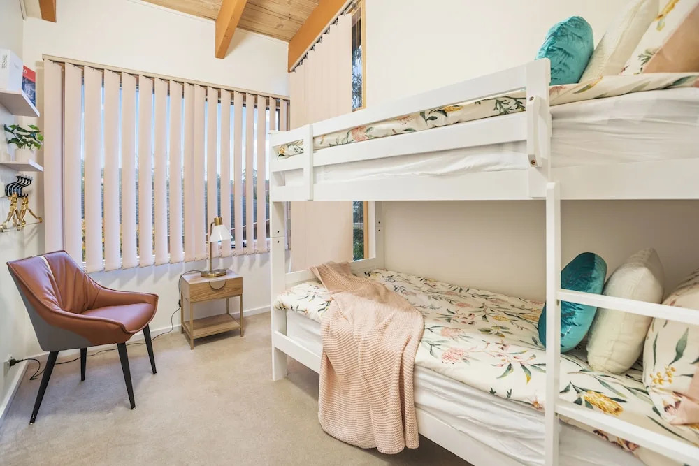 Stylish Retreat at Wheelers Hill 5BRM