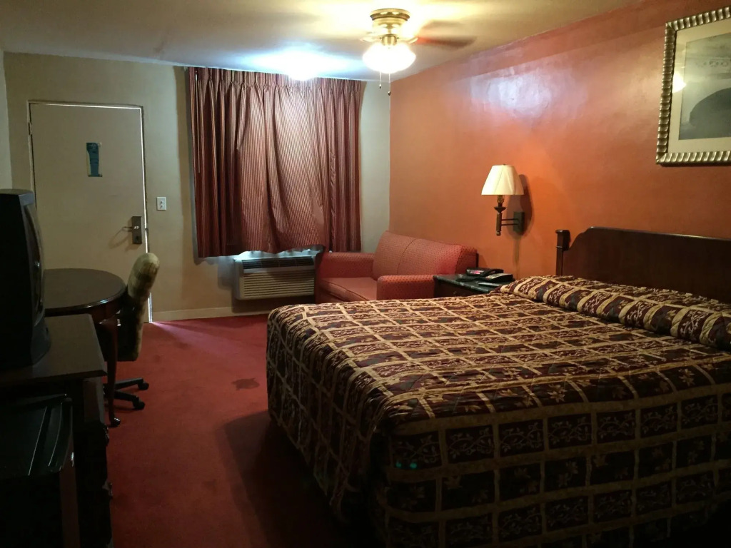 Deluxe Inn Airport