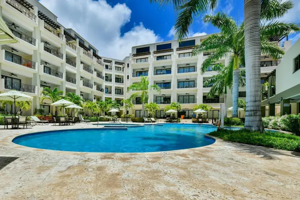 Amazing 1BR 2BA Condo Great Location w Pool GYM