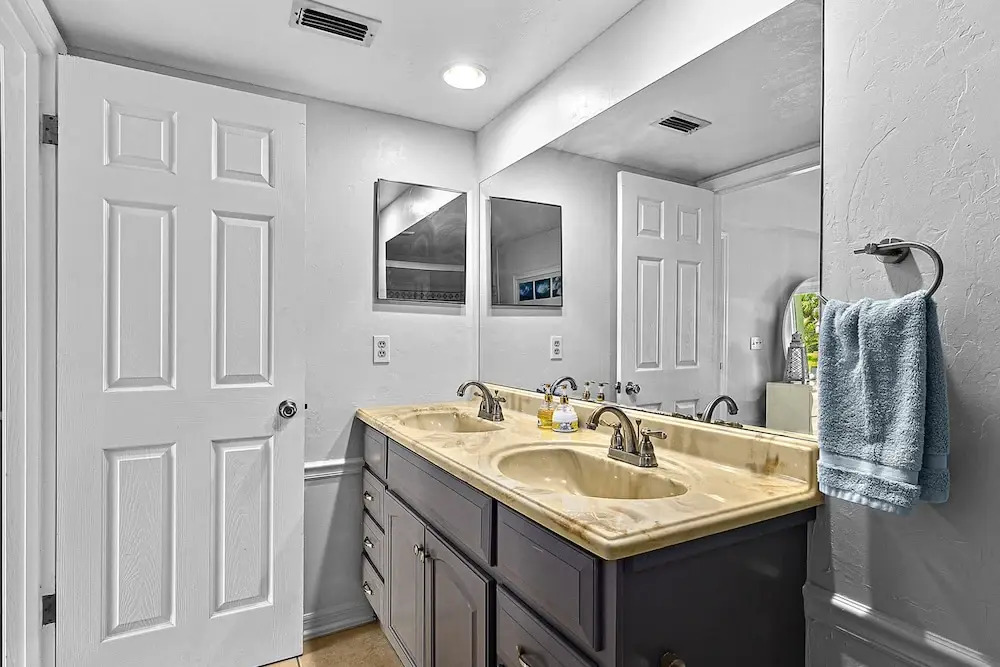Garden-level Condo With Patio, 2 Pools, Gym, Tennis & Sauna - Steps to the Beach