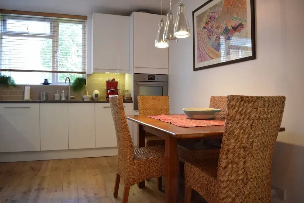 1 Bedroom Apartment With Balcony in Putney
