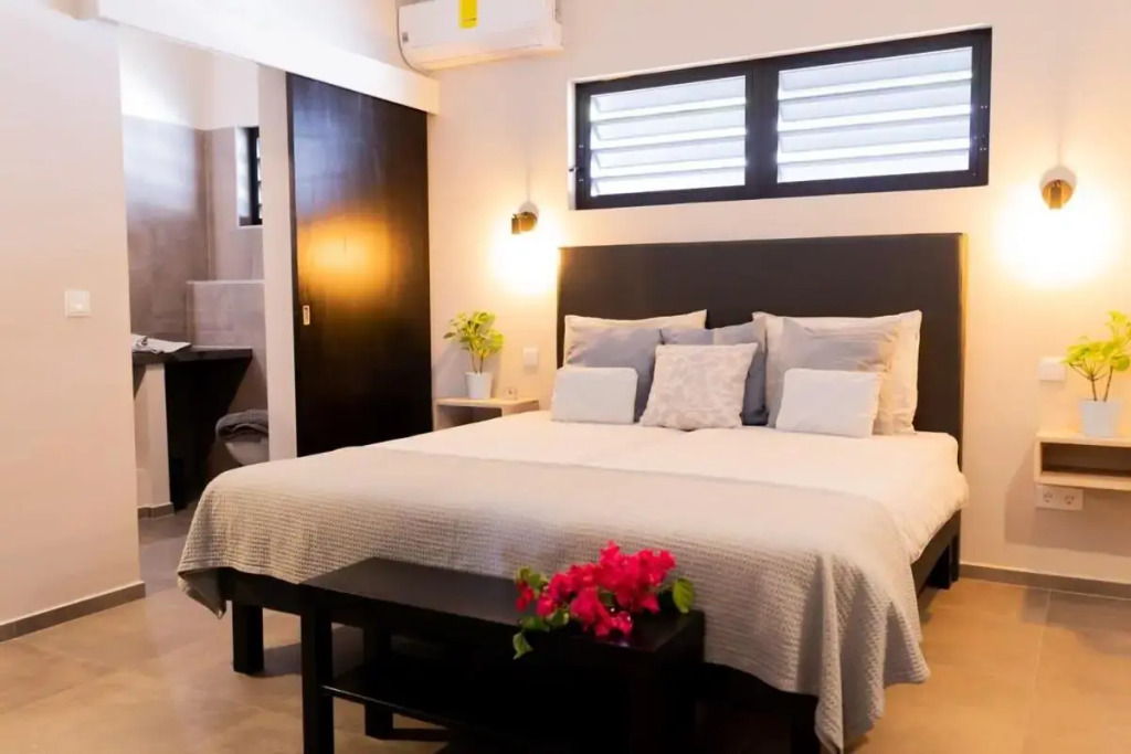 Stylish 3 Bedroom Villa With Ocean Views And Daily Maid Service