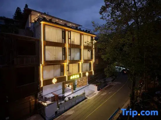 Mountain Whisper & Blooming Verse Scenic View Inn (Zhaoxing)