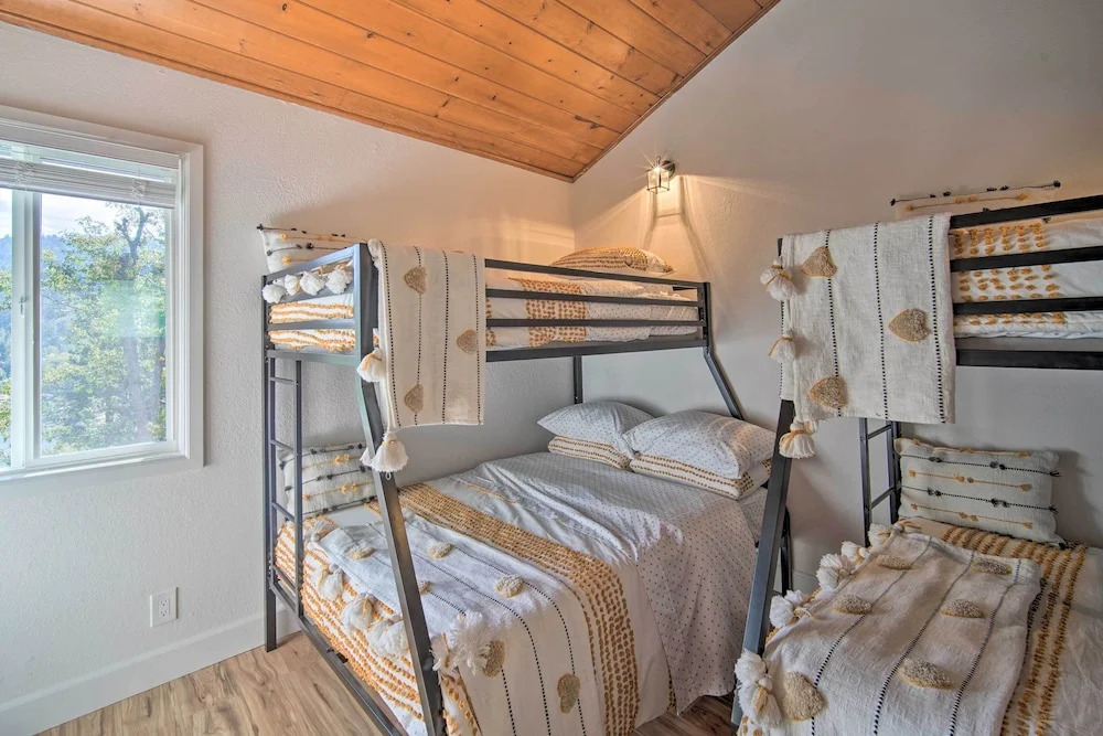 Picturesque Cabin: 2 Balconies, Walk to Lake!