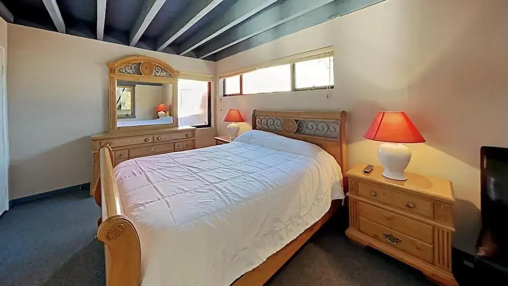 Beautifully Remodeled Condo Close Hot Tubs, Sauna, Skiing, Car Charging! by RedAwning