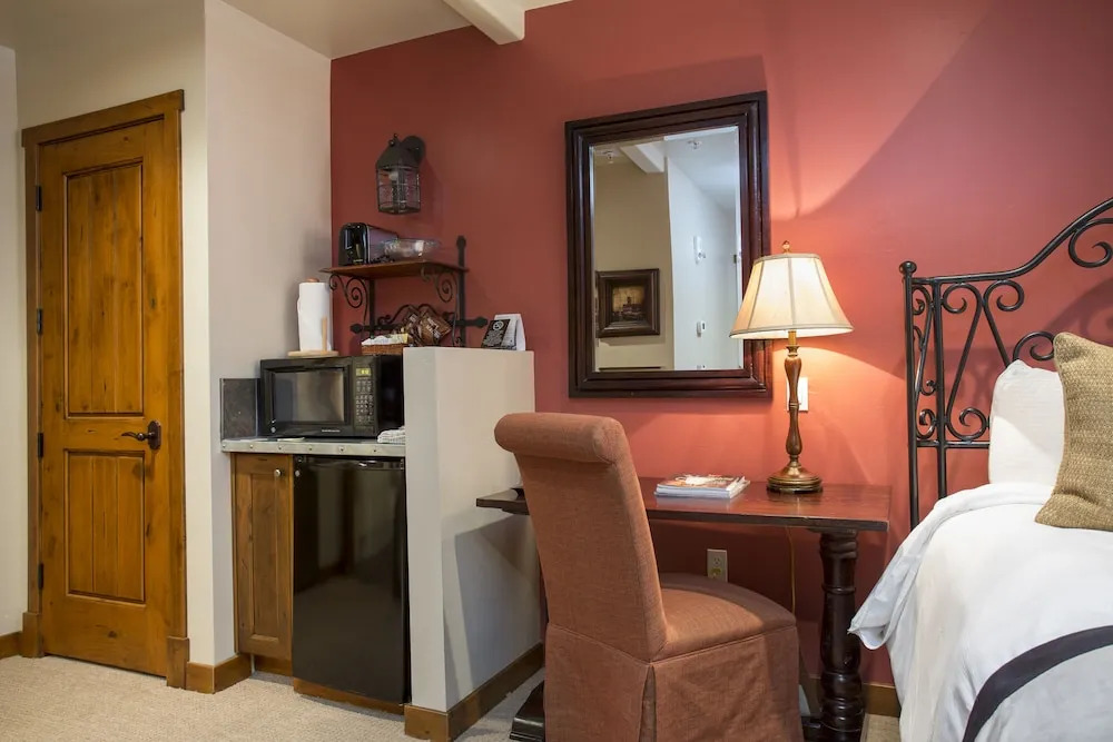 Hotel Room - Silver Baron Lodge