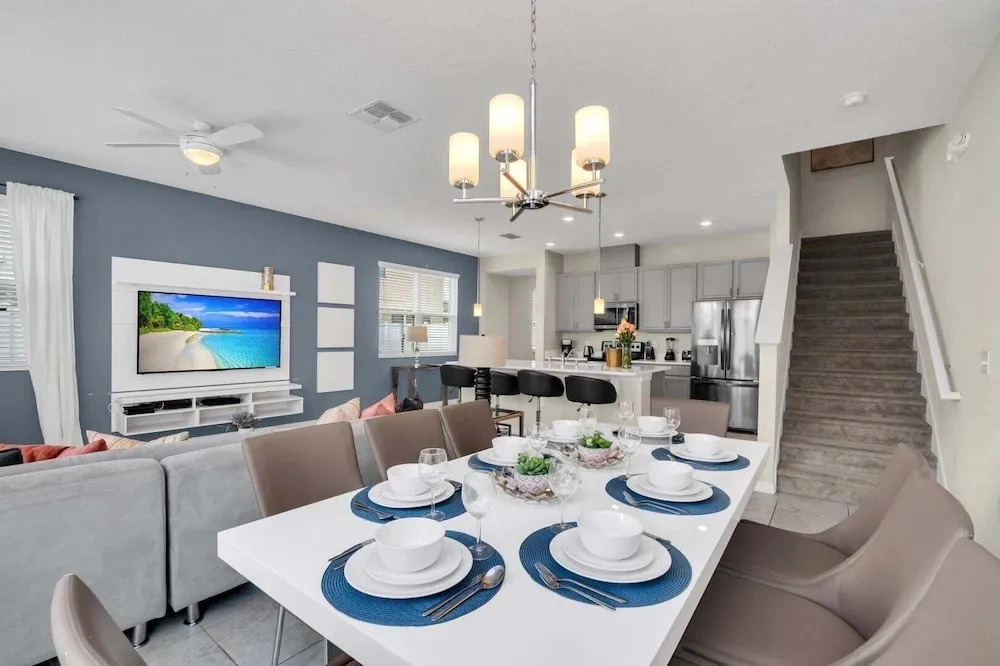 Townhouse w/ Hot Tub Near Disney Sleeps 12
