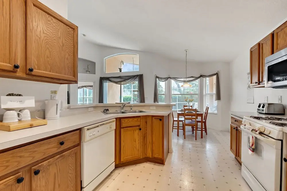Pool : Games Room : Garden Tub : Gated