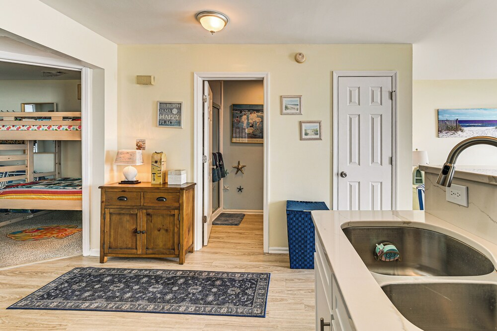 Steps to Pool & Beach: Coastal Carolina Condo!