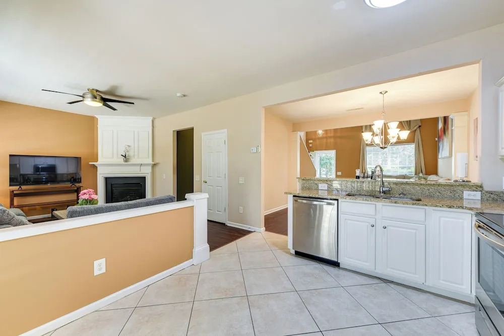 Charlotte Townhome w/ Deck: 18 Mi to Downtown!