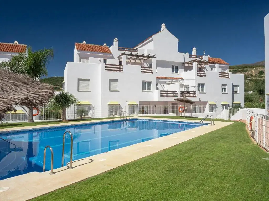 2060-Newly furnished 2 bedrooms apt with golf