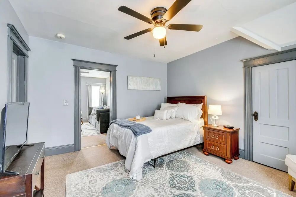 < 2 Mi to Hospitals & University: South Wedge Apt!