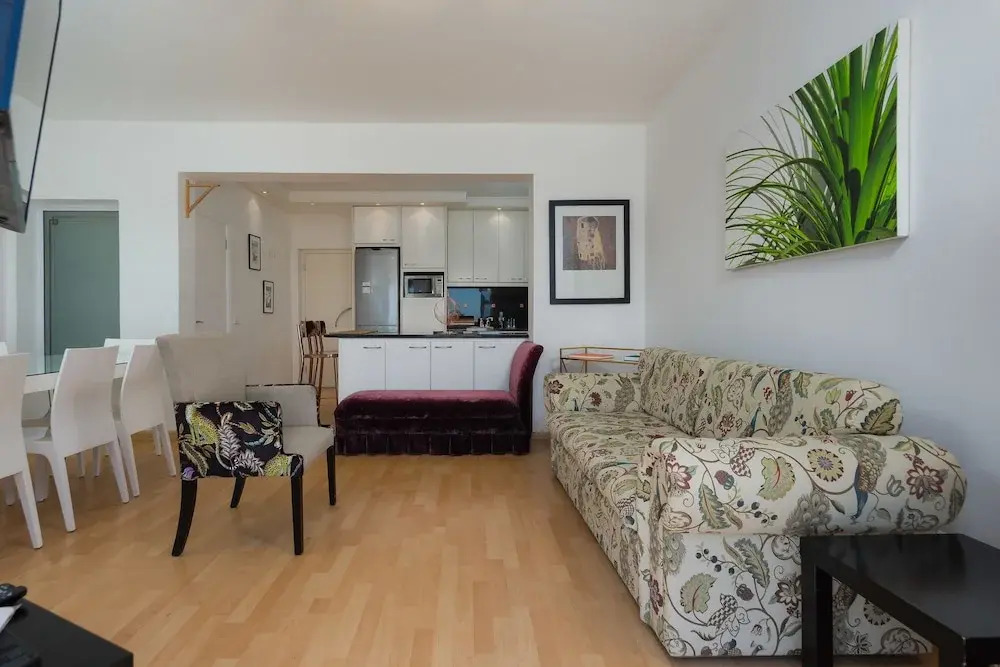 Caprice Court 7