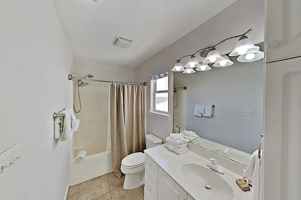 1387 W Lagoon Ave Home 3 Bedrooms 2 Bathrooms Home