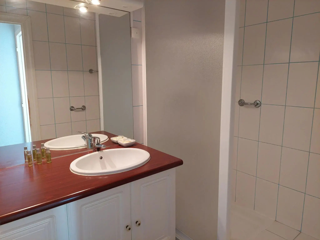 Studio with partial sea views in the popular seaside resort of Benodet