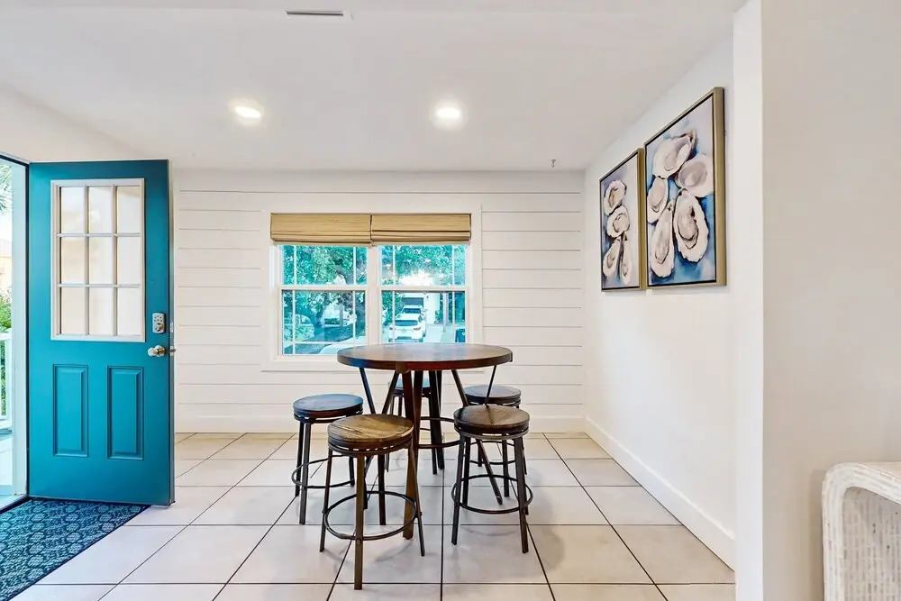 Inviting Beach House - Walk to Beach, Shopping & Dining
