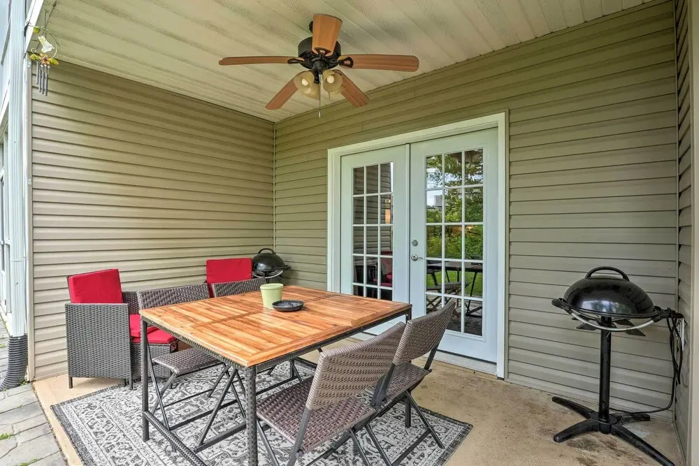 Sun-soaked Lake Taneycomo Condo w/ Furnished Patio