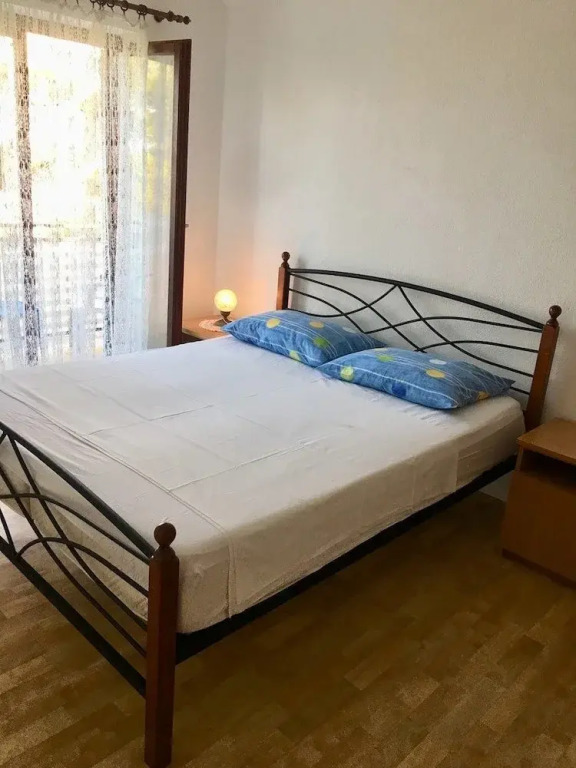 Apartments Pleadin / New Renovated one Bedroom A2