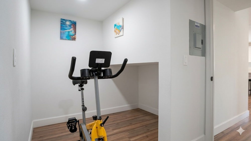 Bright & Cozy Townhome · Pool & Near Downtown