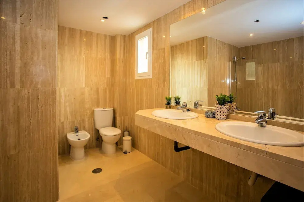 Beautiful and Spacious, 3 bedroom apartment LA23