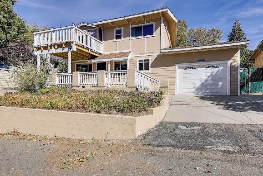 Home w/ 2 Decks - 2 Mi to Lake Gregory Dog Park!