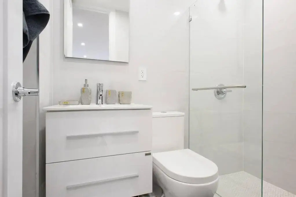 62-3A NEW Prime UES W D in unit Walk 2 C park