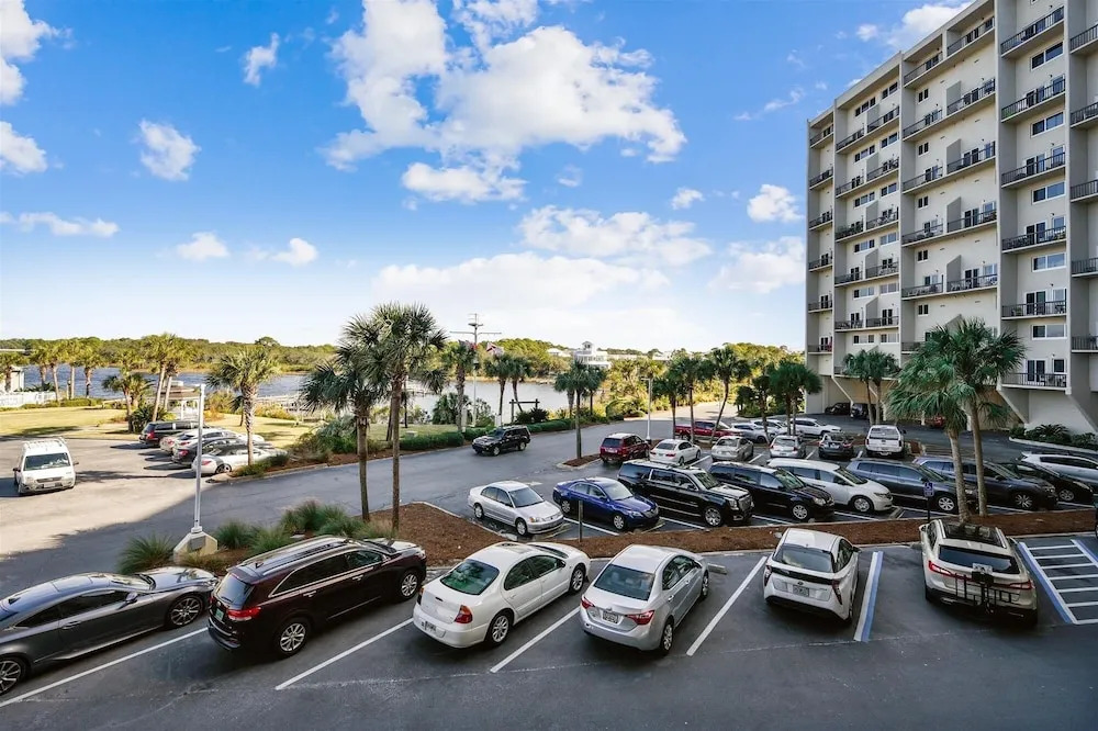 Recently Renovated 2bd, Sleeps 6 Pinnacle Port, W/ Boat Ramp 2 Bedroom Condo by RedAwning