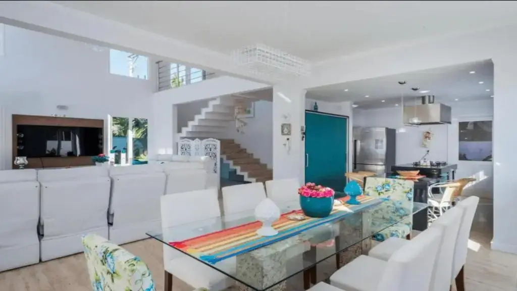 Casa de alto padrão, com 5 suítes, a 50m praia de Barequeçaba