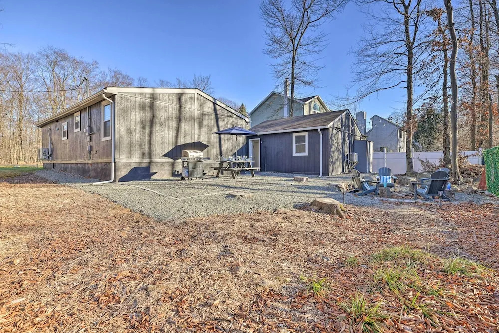 Game Room + Lake Access: Serene Tobyhanna Retreat
