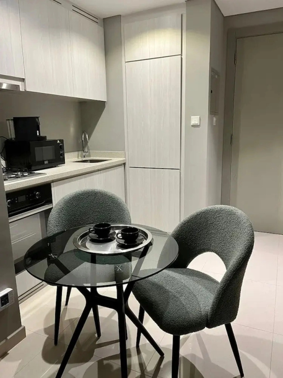 KeyRock Living - Elegant Lake View Apt