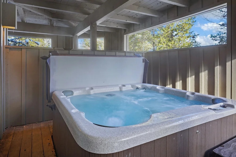 2 Sarazen Home with Hot Tub and BBQ on the Deck, Close to Woodlands Golf Course by RedAwning