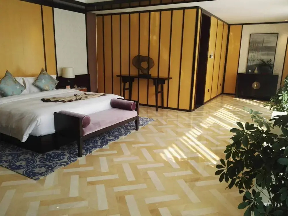 Slender West Lake Hot Spring Resort