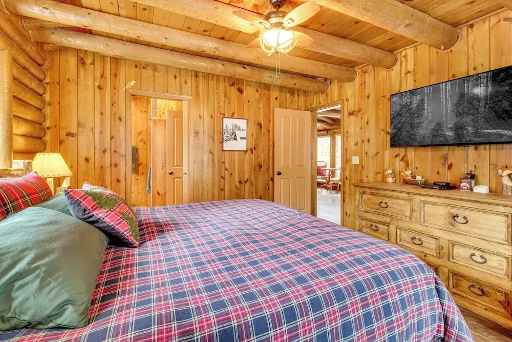 Near Fishing & Hiking: Pinetop Log Cabin w/ Deck!