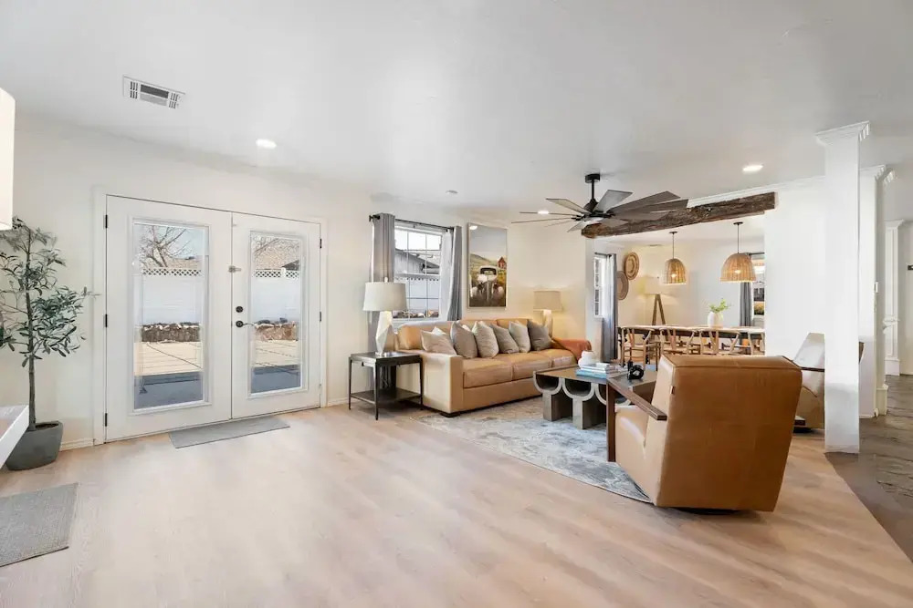 Spacious Lakefront View With Hot Tub and Pool NH