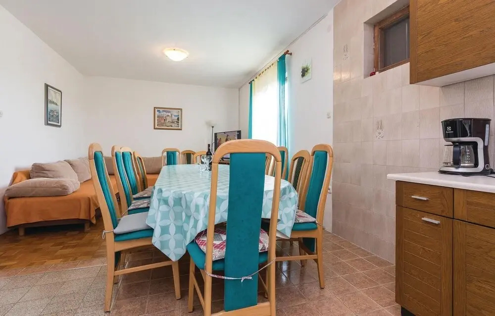 Beautiful Home in Nin With Wifi and 6 Bedrooms