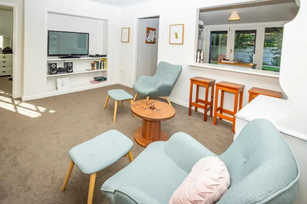 Hop, Skip and Jump to the Lake - Te Anau House