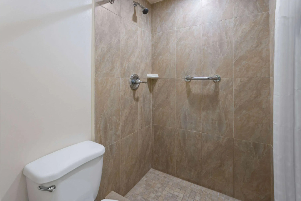 Travelodge by Wyndham Manhasset