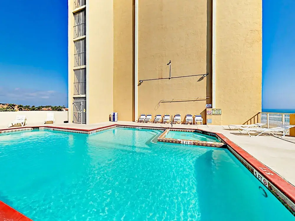 Walkable Gulf-front Perch: Oversize Balcony & Pool 2 Bedroom Condo