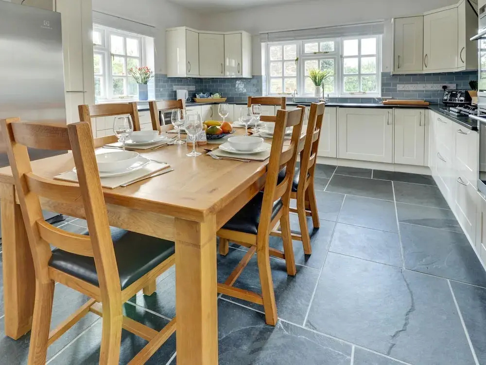 Holiday Home with Spacious Garden near Beach in Instow