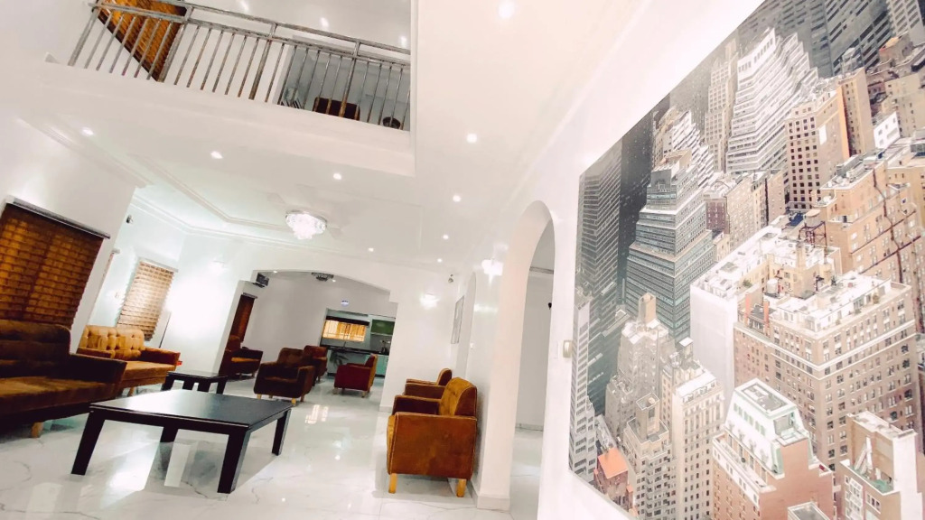 Royal Court Lounge & Boutique Hotel