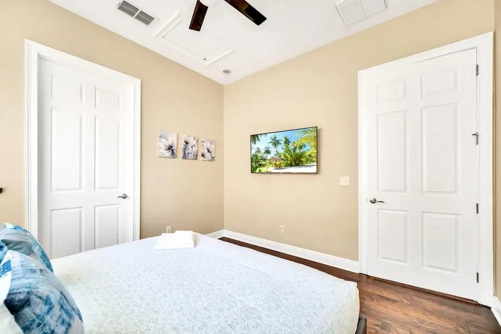 Gorgeous 4BR Home With Hot Tub and Games Room