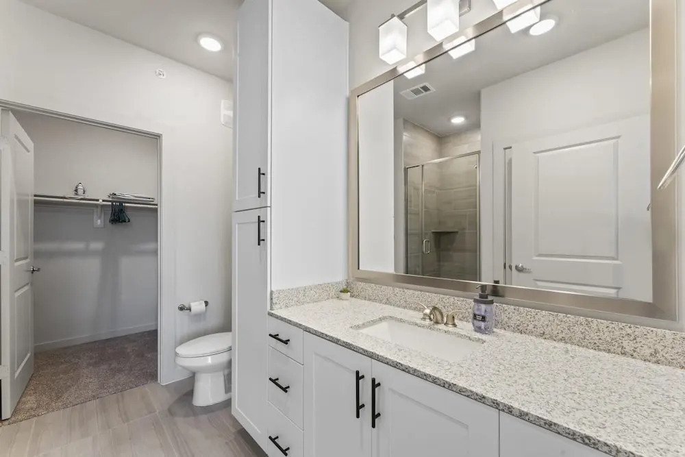 Prime Soco Bright 2BR King Suite w Pool Parking