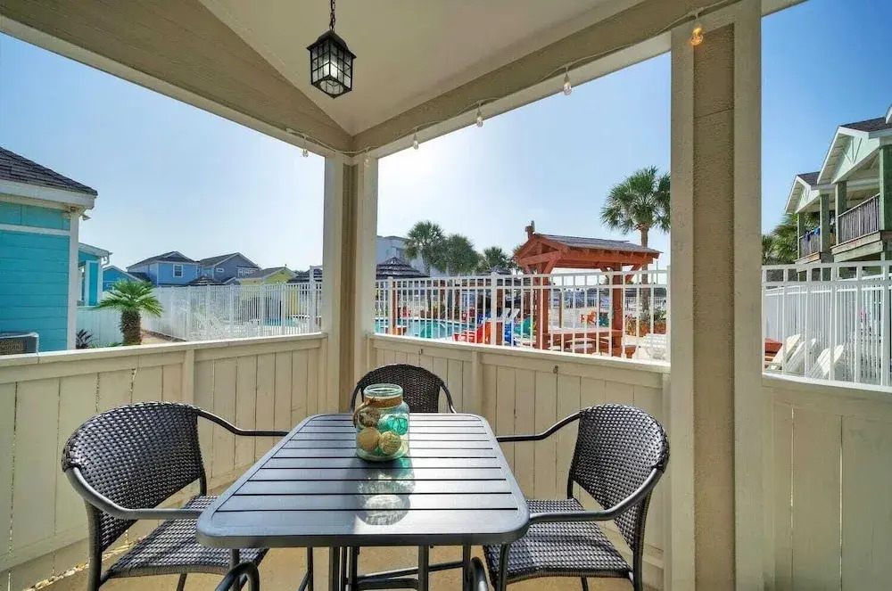 Shared Pool & Playground 2blocks to Town/eateries Pirate's Lair by Avantstay