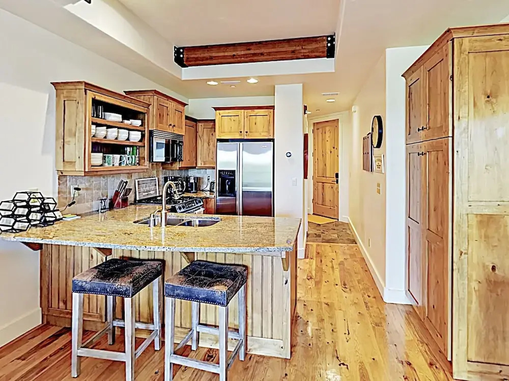 New Listing! Newpark Townhome W/ Hot Tub 2 Bedroom Townhouse