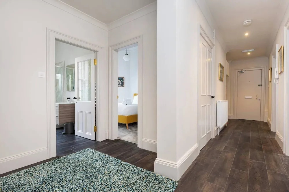 JOIVY Iconic Cockburn Street 4 Bedroom Apartment: Heart of Old Town